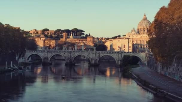 Time lapse of St. Peters Basilica, Puente de Sant Angelo, Vaticano, Roma, Italia — Vídeos de Stock