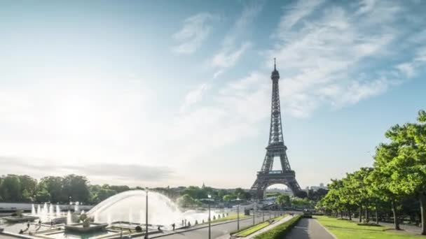 ハイパーラプス、エッフェル塔の日の出。パリ(フランス) — ストック動画