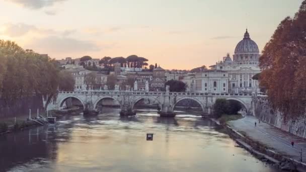 Zeitraffer der St.-Petrus-Basilika, der Sant-Angelo-Brücke, des Vatikans, Roms, Italiens — Stockvideo