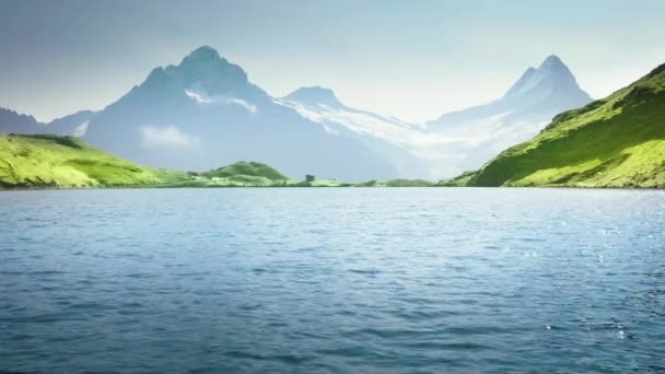 Schreckhorn en Wetterhorn van Bachalpsee Lake, Berner Oberland — Stockvideo