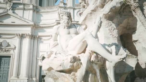 Zeus staty i Berninis fontän av fyra floder på Piazza Navona i Rom — Stockvideo