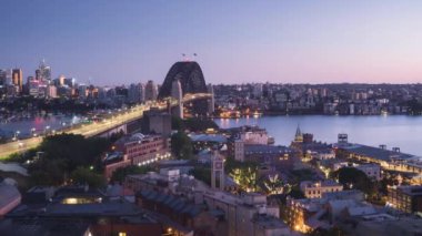 Sydney 'nin Avustralya' daki Harbour Köprüsü 'ndeki zaman ayarlı hava görüntüsü