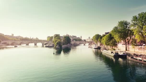 Pohled z Pont des Arts na starém mostě přes řeku Seine v Paříži — Stock video