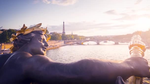 Time lapse, Standbeeld op de brug Alexandre Iii in Parijs — Stockvideo