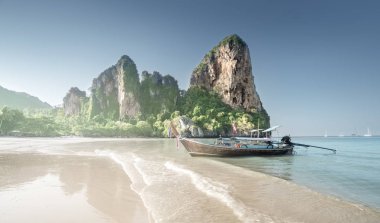 Krabi Tayland 'daki Railay plajında tekneler 