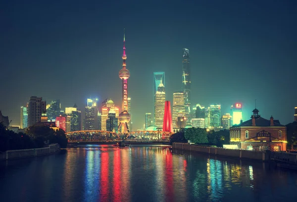 Shanghai skyline and Waibaidu bridge, China — Stock Photo, Image