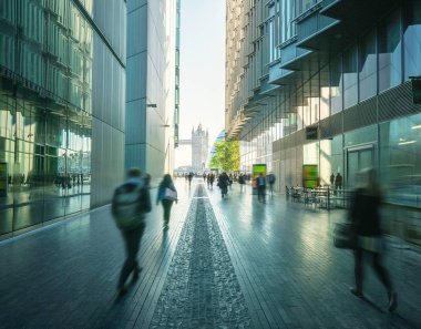 İş adamları, modern binalar ve Tower Bridge, Londra, İngiltere