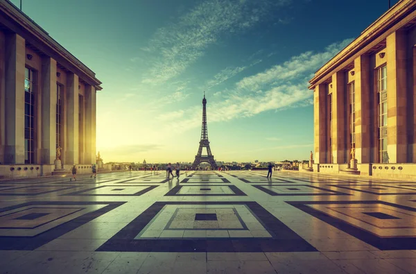 Kora reggeli kilátás az Eiffel toronyra, Párizs, Franciaország — Stock Fotó