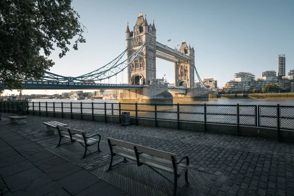 Tower Bridge på solig morgon London, Storbritannien — Stockfoto
