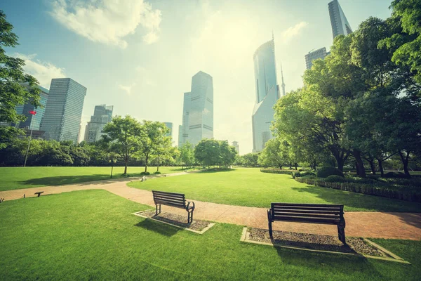 Parque en lujiazui centro financiero, Shanghai, China — Foto de Stock