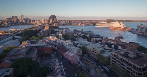 Widok z lotu ptaka na Sydney z mostem Harbour Bridge i operą, Australia — Wideo stockowe