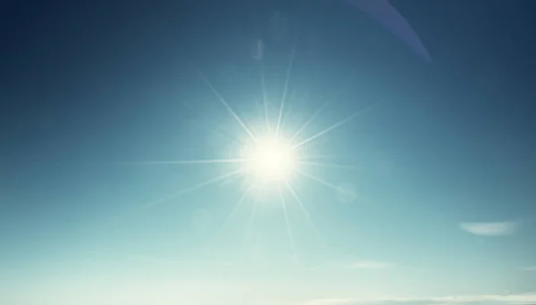 蓝天和完美的太阳 — 图库照片