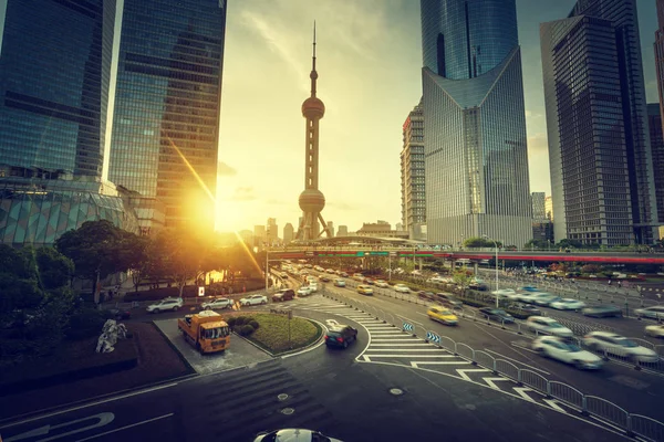 Закат в финансовом центре Shanghai lujiazui, Китай — стоковое фото