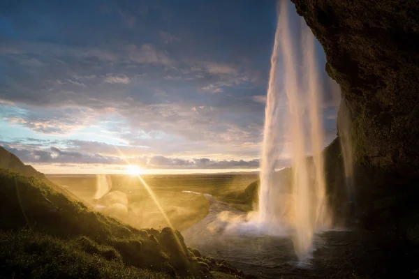 Водоспад Сельяландсфосс на заході сонця в Ісландії. — стокове фото