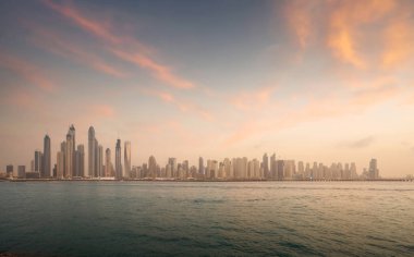 Dubai Marina 'daki gökdelenler, gün batımı, BAE