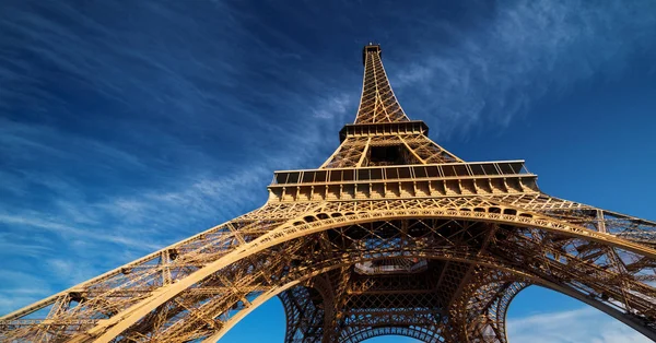 Blu Sky en Eiffeltoren, Parijs. Frankrijk — Stockfoto