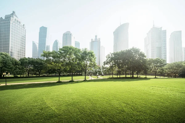 Park w centrum handlowym Lujiazui, Szanghaj, Chiny — Zdjęcie stockowe