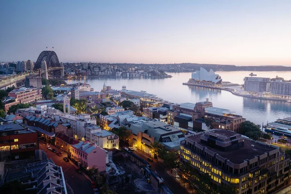 Amanecer, Vista aérea de Sydney con Harbour Bridge, Australia — Foto de Stock