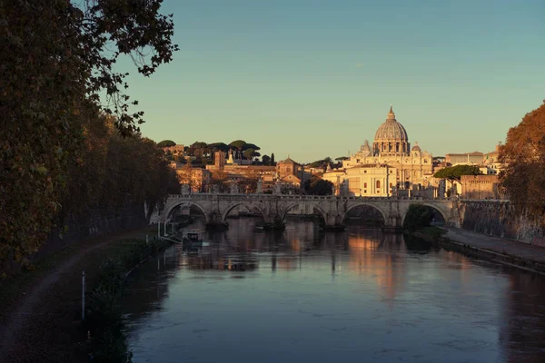 St. Peter 's Basilica, Sant Angelo Bridge, Vatican, Rome, Italy — стоковое фото