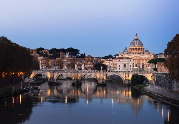 Peterskyrkan i soluppgången, Rom, Italien — Stockfoto