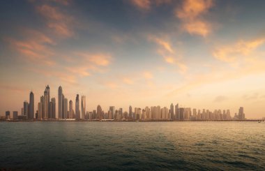 Dubai Marina 'daki gökdelenler, gün batımı, BAE