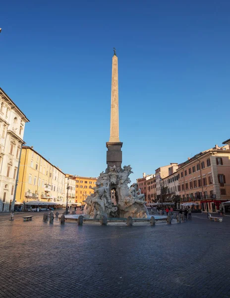 Egyptische obelisk, Navona Square in de ochtend, Rome, Italië — Stockfoto