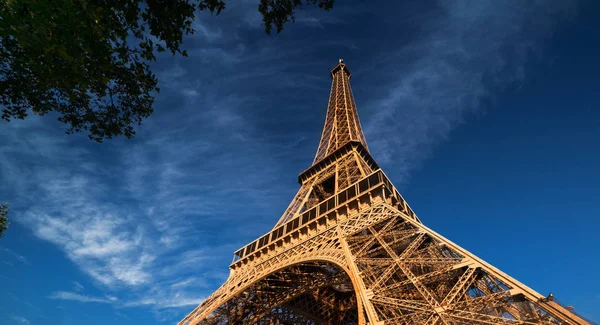 Blu sky et tour Eiffel, Paris. France — Photo