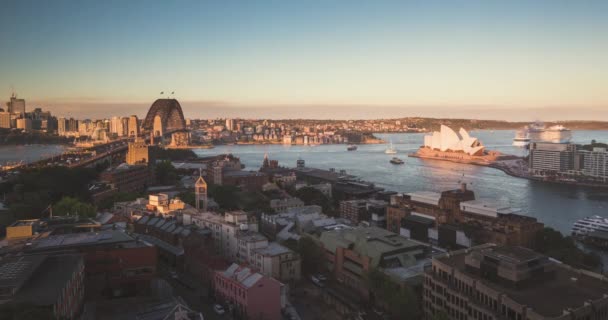 Flygfoto över Sydney med Harbour Bridge och Operahuset, Australien — Stockvideo