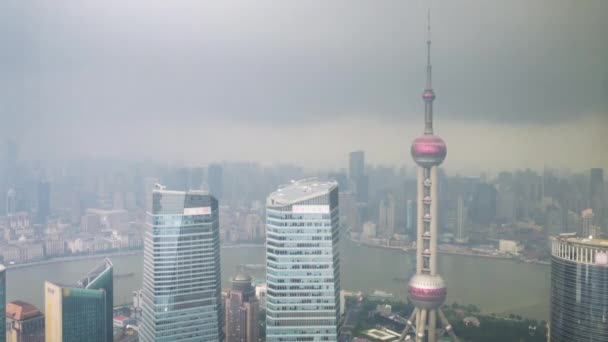 Shanghái ciudad en lluvia tormentosa, vista de los rascacielos de Pudong, China — Vídeos de Stock