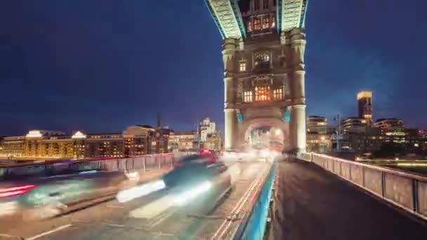 Hiper atlamalı, araba trafik Tower Bridge, Londra, İngiltere'de gece — Stok video