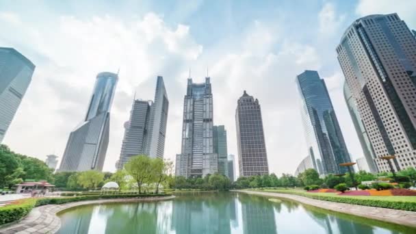 中国上海のlujiazui金融センターの公園 — ストック動画