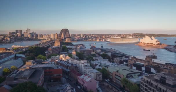 Widok z lotu ptaka na Sydney z mostem Harbour Bridge i operą, Australia — Wideo stockowe