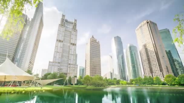 중국 상하 이 의 류지 아지 이 금융 중심지에 있는 극도의 낙후 공원 — 비디오
