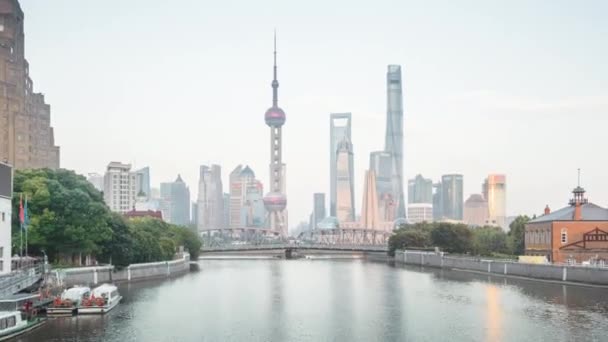 Υπόταση του ηλιοβασιλέματος, Shanghai Skyline and Waibaidu bridge, Κίνα — Αρχείο Βίντεο