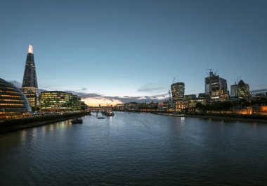 Londra 'da gün batımı, Thames nehri Tower Bridge, İngiltere' den