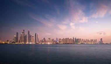 Dubai Marina 'daki gökdelenler, gün batımı, BAE