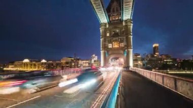 Hiper atlamalı, araba trafik Tower Bridge, Londra, İngiltere'de gece