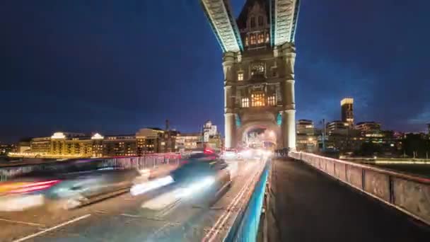 Υπερ ακυρώνονται, κυκλοφορία των αυτοκινήτων στο Tower bridge, το βράδυ στο Λονδίνο, Ηνωμένο Βασίλειο — Αρχείο Βίντεο