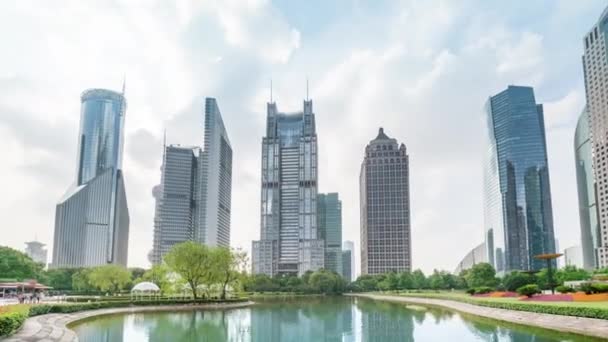 Парк в финансовом центре Луцзяцзуи, Шанхай, Китай — стоковое видео
