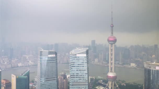 Shanghái ciudad en lluvia tormentosa, vista de los rascacielos de Pudong, China — Vídeos de Stock