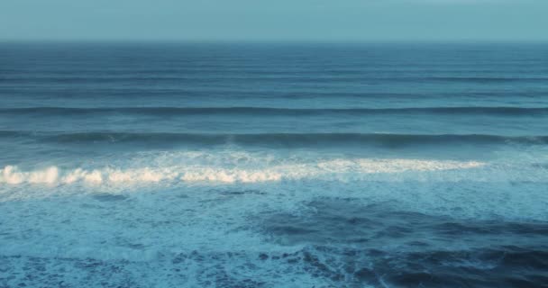 Ωκεάνια κύματα και το πρώτο φως του πρωινού, Αυστραλία — Αρχείο Βίντεο