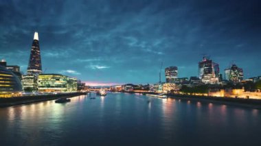 Gün batımının aşırı sürmesi, Londra 'nın Tower Bridge, İngiltere' den silueti.