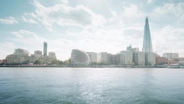 Londres paisaje urbano con edificio de negocios y ayuntamiento, Reino Unido — Vídeo de stock