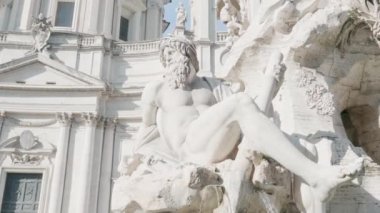 Piazza Navona, Roma 'da dört nehirler Berninis Çeşmesi Zeus heykeli