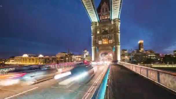 Автомобильное движение на Тауэрском мосту, ночь в Лондоне, Великобритания — стоковое видео