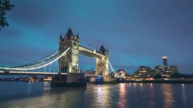 Gün batımında Londra 'daki Tower Köprüsü' nde.