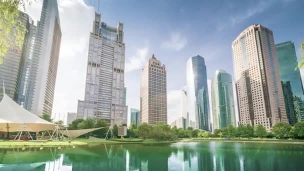 Park v lujiazui finanční centrum, Šanghaj, Čína — Stock video