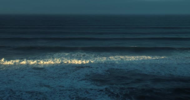 Havsvågor och morgonens första ljus, Australien — Stockvideo