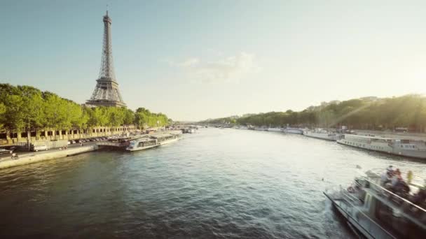 Eyfel Kulesi ve güneşli bir sabah, Paris, Fransa — Stok video