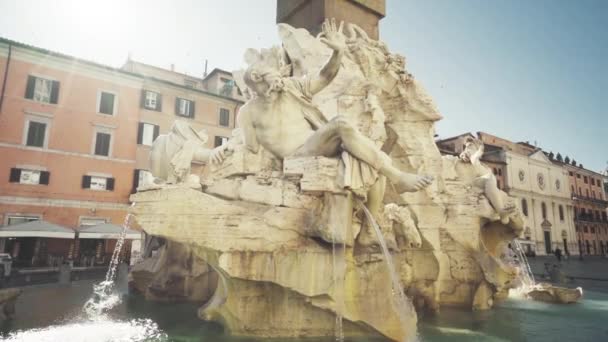 Standbeeld in Berninis fontein van vier rivieren op Piazza Navona, Rome — Stockvideo